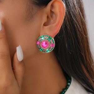 Gros plan d'un mannequin portant des boucles d'oreilles rondes en perles de cristal