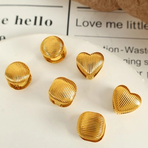 Boucles d'oreilles rayées en acier titane doré en forme de trèfle et cœur sur socle