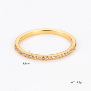 Anillo apilable dorado minimalista con pavé de circonitas y banda de 1,6 mm de ancho
