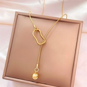 Collier élégant en acier titane doré avec anneau ondulé et pendentif perle ronde