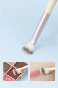 Détail d'un pinceau maquillage yeux professionnel aux fibres douces et manche bois