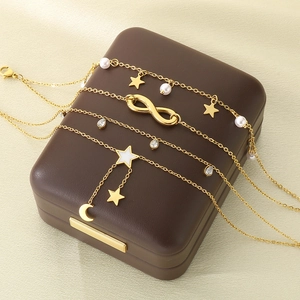 Bracelet de cheville multicouche doré en acier avec breloques étoile, lune et perles