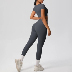 Ensemble de yoga gris foncé deux pièces avec haut court et legging taille haute