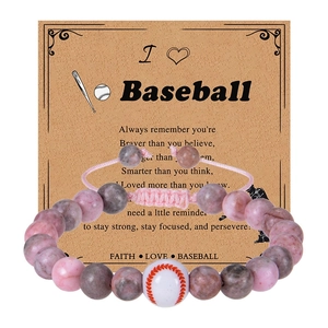 Dettaglio del bracciale da baseball in pietra zebra rosa su carta motivazionale