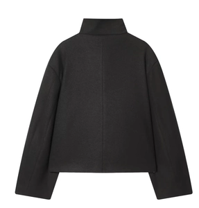 Vue détaillée d'une veste courte à col montant noire avec texture laine et épaules tombantes