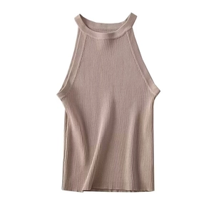 Dettaglio del top a costine rosa con scollo all'americana e trama in maglia morbida