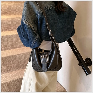 Detail der Vintage-Halbmondtasche mit Leder-Schnalle und Kontrastnähten Design