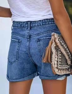 Vue arrière du short en jean bleu avec ourlets retroussés et détails de poches classiques