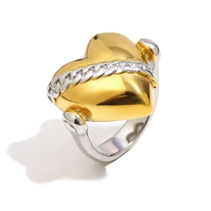 Bague cœur 3D plaqué or 18K avec détail chaîne cubaine sur anneau poli argenté