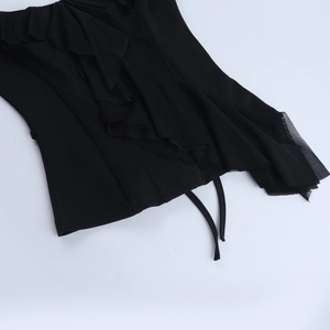 Détail du haut noir à épaules dénudées avec volants étagés et coutures en mesh fin