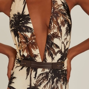 Chique beige badpak uit één stuk met palmprint en een bruine lederen riem als detail