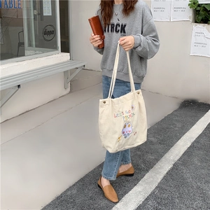 Détail de la broderie lapin mignon et du texte sur le sac cabas en velours côtelé