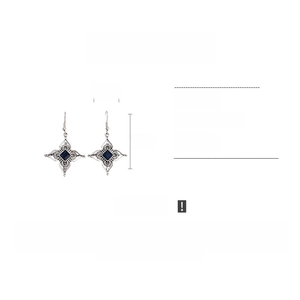 Dettagli di orecchini vintage con strass blu e dimensioni del prodotto di 3,2cm x 5cm