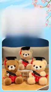 Nahaufnahme von drei Abschluss-Teddybären aus Plüsch mit Doktorhüten und roten Quasten