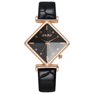 Élégante montre à quartz pour femme avec cadran en forme de losange et bracelet en cuir
