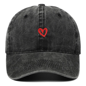 Dettaglio del ricamo a cuore rosso su un cappello da baseball in cotone nero lavato