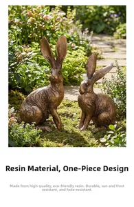 Detail van hars konijnenbeelden met antieke bronzen afwerking in een mooie tuin