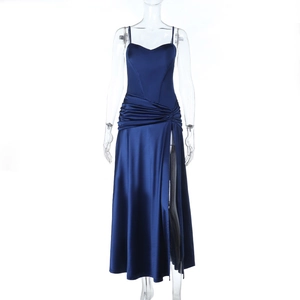 Détail de la robe en satin bleu foncé avec taille froncée et fente latérale haute