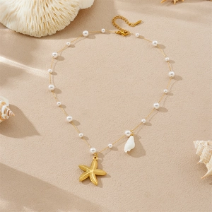 Collier chaîne dorée avec perles blanches, pendentif étoile de mer et coquillage
