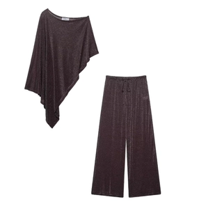 Détail du haut cape asymétrique violet métallisé et du pantalon large à taille haute