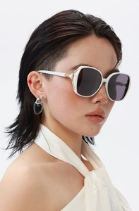 Gros plan de lunettes de soleil carrées blanches polarisées avec charnières en métal