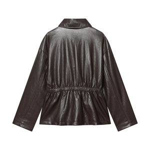 Detail der dunkelbraunen Kunstlederjacke mit elastischer Rüschentaille und Steppnähten