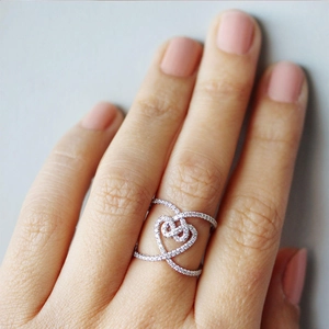 Bague croisée cœur et infini en argent sertie de zircons cubiques micro-pavés