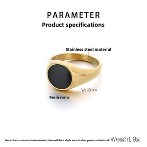 Détail de l'incrustation en résine noire de 13mm sur un chevalière en acier plaqué or 18K