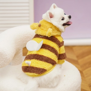 Detalle de sudadera de abeja para mascota con rayas de felpa, alas y anillo en D para correa