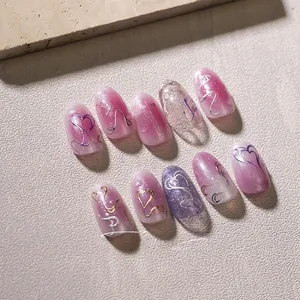 Détail de faux ongles 3D papillon rose violet effet œil de chat avec motifs cœur gravés