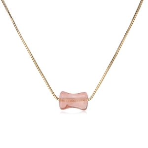 Collier chaîne boîte dorée minimaliste avec un pendentif rectangulaire en pierre rose