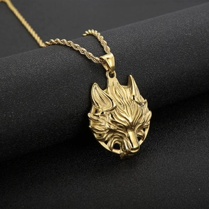 Detaillierte Makroansicht eines 3D-Wolfskopf-Anhängers aus Gold an einer Kordelkette