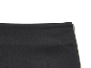 Detaillierte Makroansicht der schwarzen Twill-Stoffstruktur und Bundnähte dieser Short