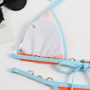 Détail du haut de bikini bicolore avec coussinets amovibles et anneaux dorés