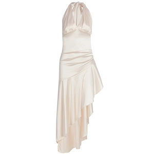 Detail eines eleganten Champagner-Satinkleides mit Neckholder und geraffter Taille