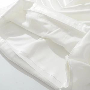 Robe de cocktail élégante en satin blanc avec doublure en maille et détail d'ourlet