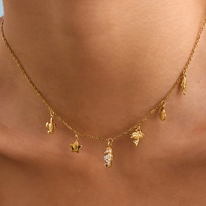 Elegante collana in acciaio al titanio dorato con ciondoli tartaruga, stella marina e palma