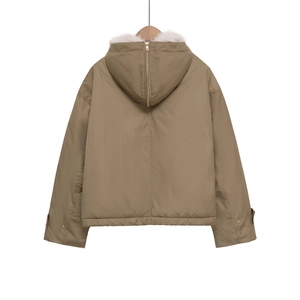 Parka kaki con cappuccio e collo in pelliccia bianca vista posteriore sulla gruccia