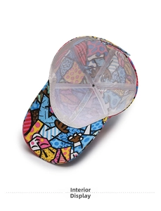 Detail des bunten Pop-Art-Drucks am Schirm und weißem Mesh-Futter dieser Baseballkappe