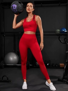 Détail de l'ensemble de yoga rouge avec aération découpée au laser sur le legging