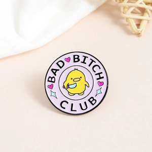 Épinglette en émail avec caneton et texte Bad Bitch Club sur badge rond violet