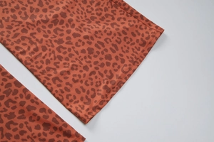 Gros plan sur le tissu à imprimé léopard avec une finition de couture à double aiguille