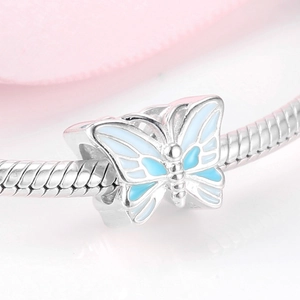 Charm a farfalla in argento 925 con smalto blu su un bracciale a catena a serpente classico