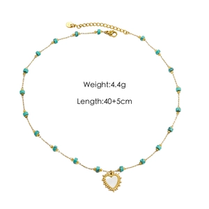 Dettaglio della collana di perline colorate con perle naturali e ciondolo a cuore, 4,4g