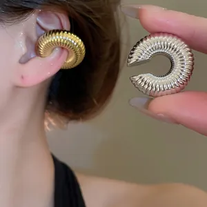 Manchette d'oreille torsadée en or et argent en forme de C avec texture rainurée