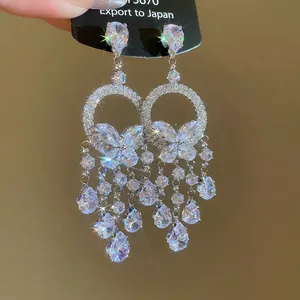 Boucles d'oreilles élégantes à pompons en zircon avec papillon et cristaux de goutte