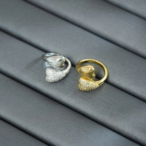 Makro-Detail des Bypass-Rings mit strukturiertem Herz und funkelndem Zirkonia-Besatz