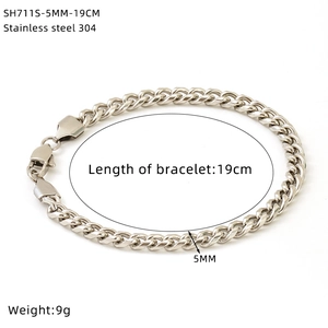 Detail view of 5mm wide stainless steel link chain with 19cm length measurements