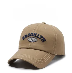 Dettaglio del ricamo Brooklyn 1947 e visiera usurata sul cappello in cotone kaki