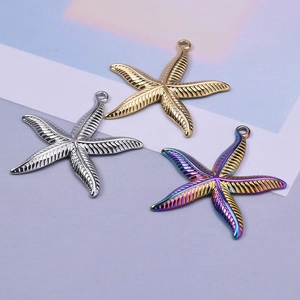 Vue détaillée de breloques étoile de mer en or, argent et irisé pour bijoux DIY